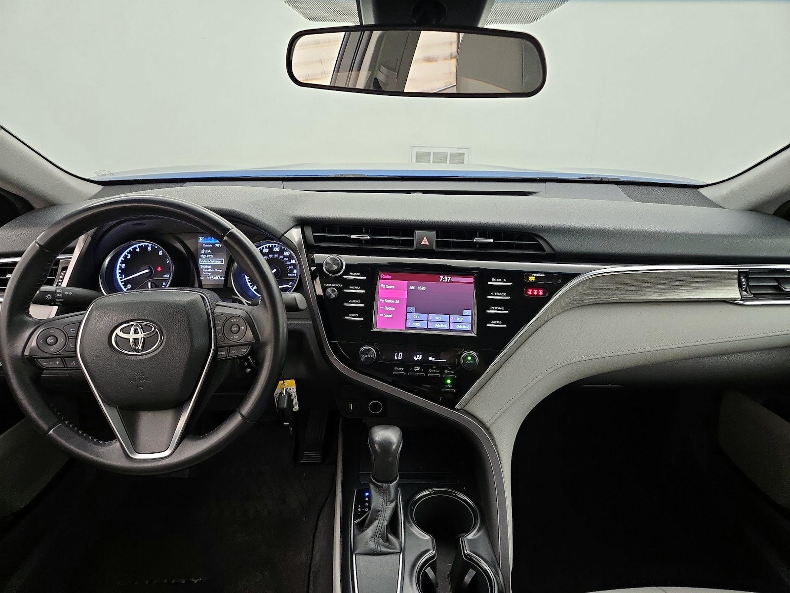 2018 Toyota Camry SE - Photo 10