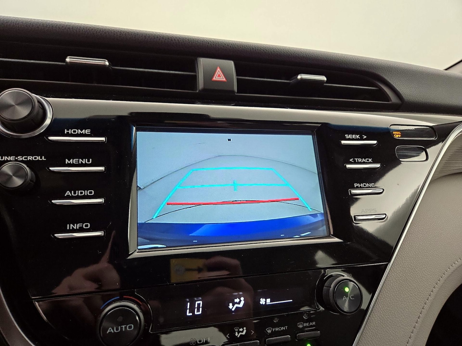 2018 Toyota Camry SE - Photo 15