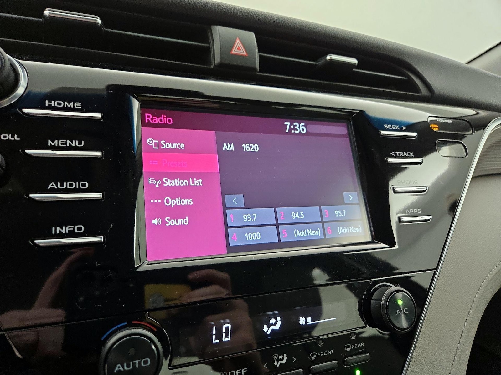 2018 Toyota Camry SE - Photo 16