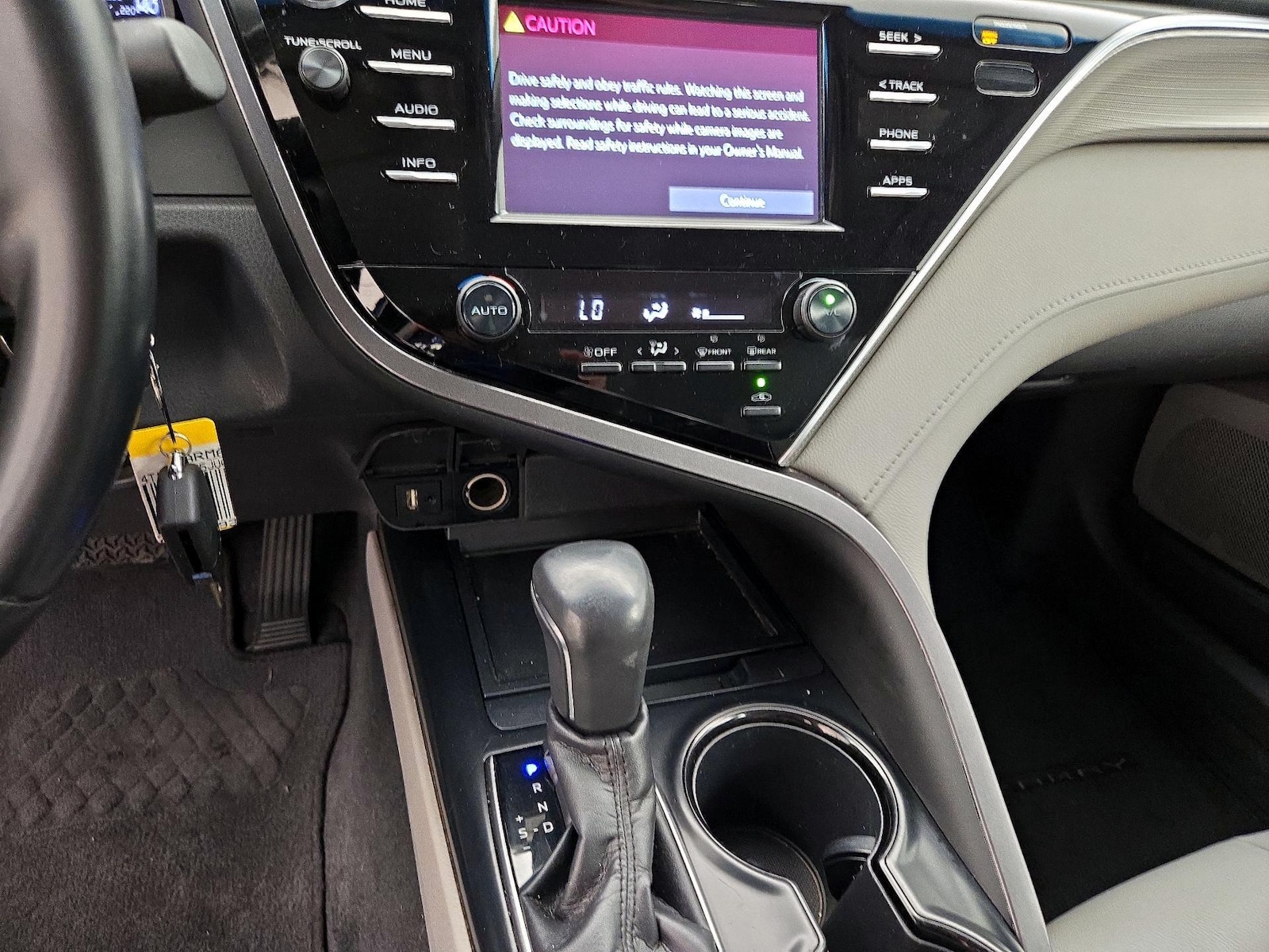 2018 Toyota Camry SE - Photo 18