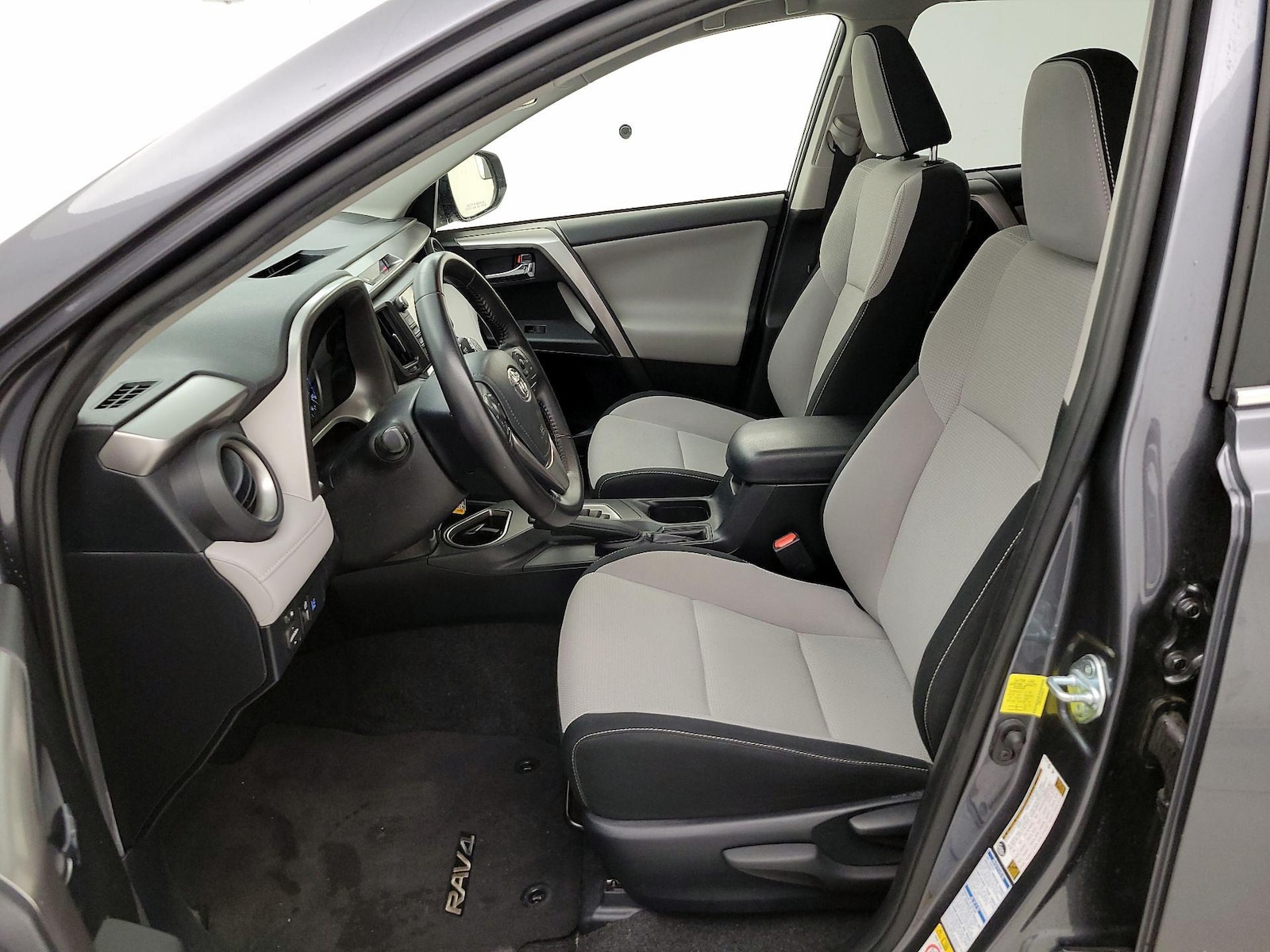 2017 Toyota RAV4 XLE - Photo 12