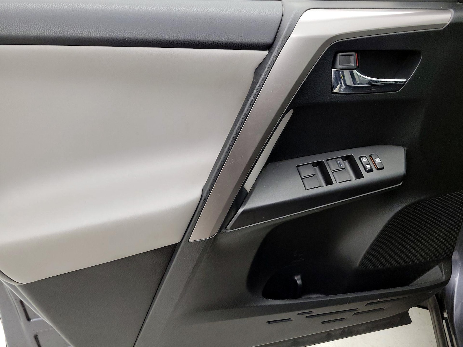 2017 Toyota RAV4 XLE - Photo 13