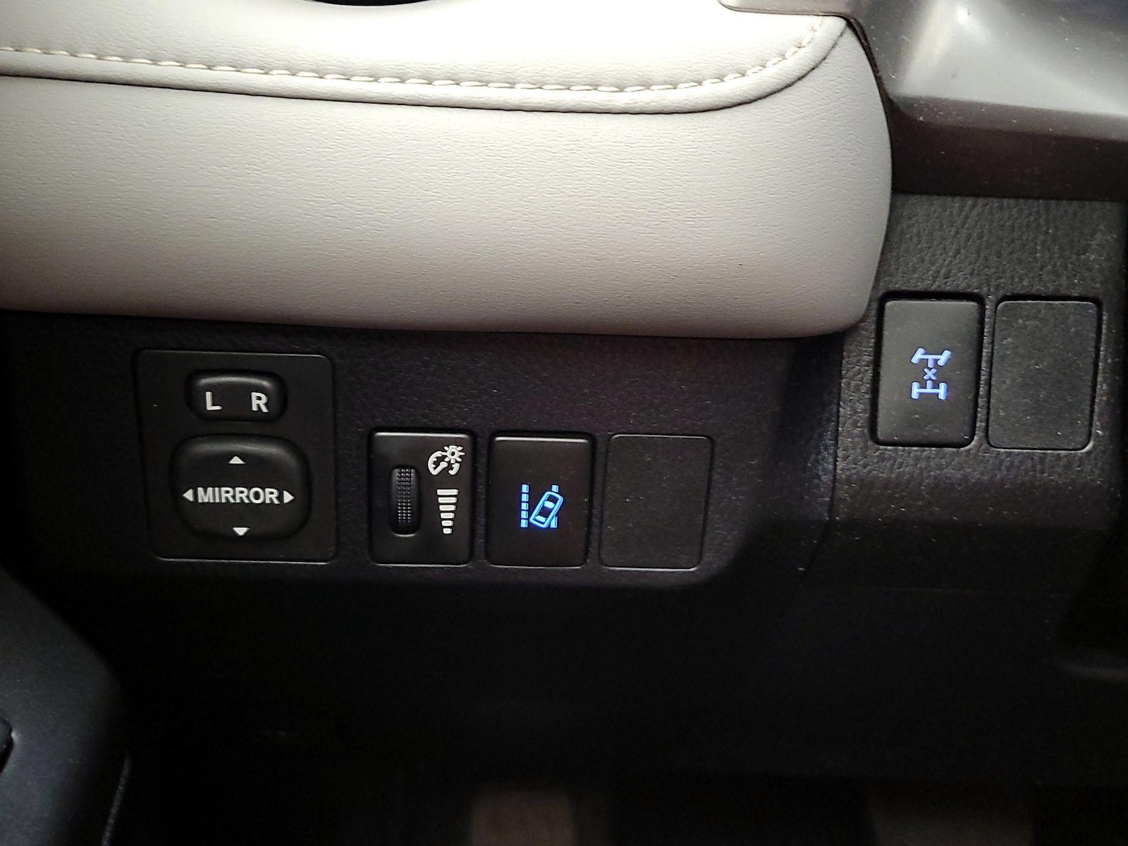 2017 Toyota RAV4 XLE - Photo 14