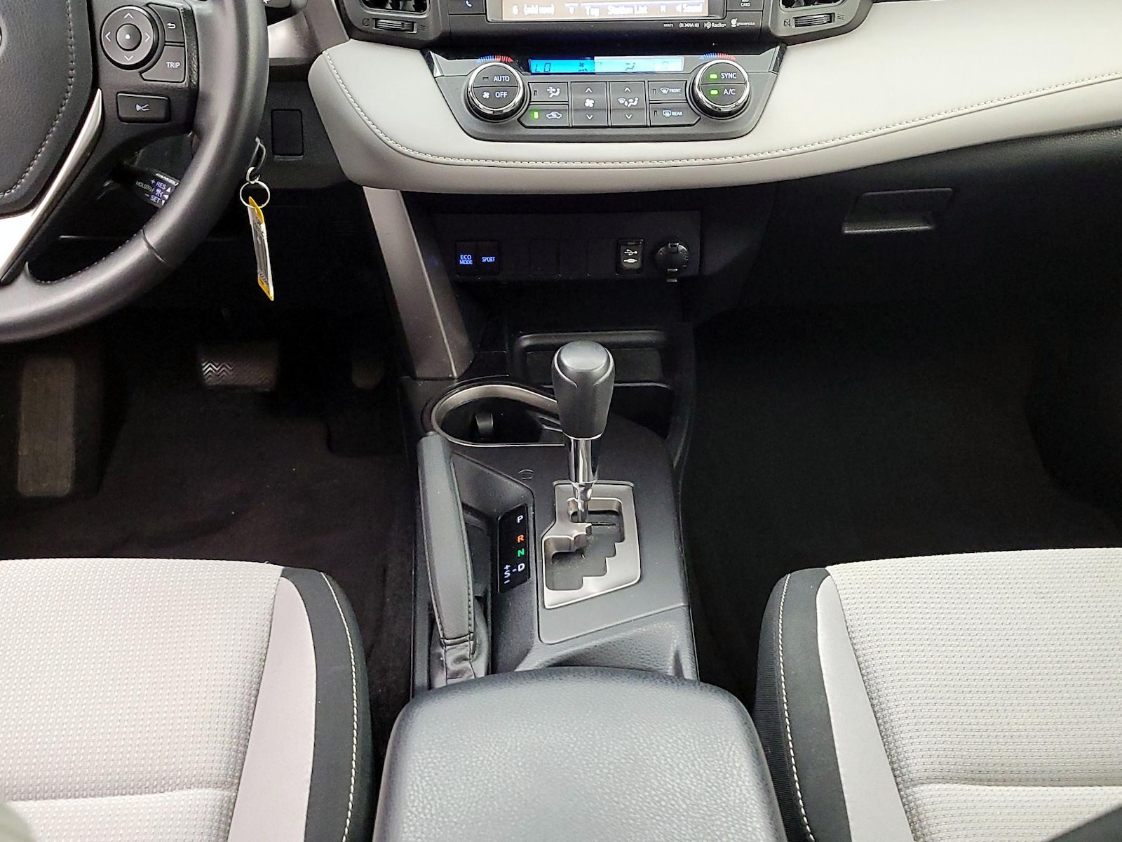 2017 Toyota RAV4 XLE - Photo 18