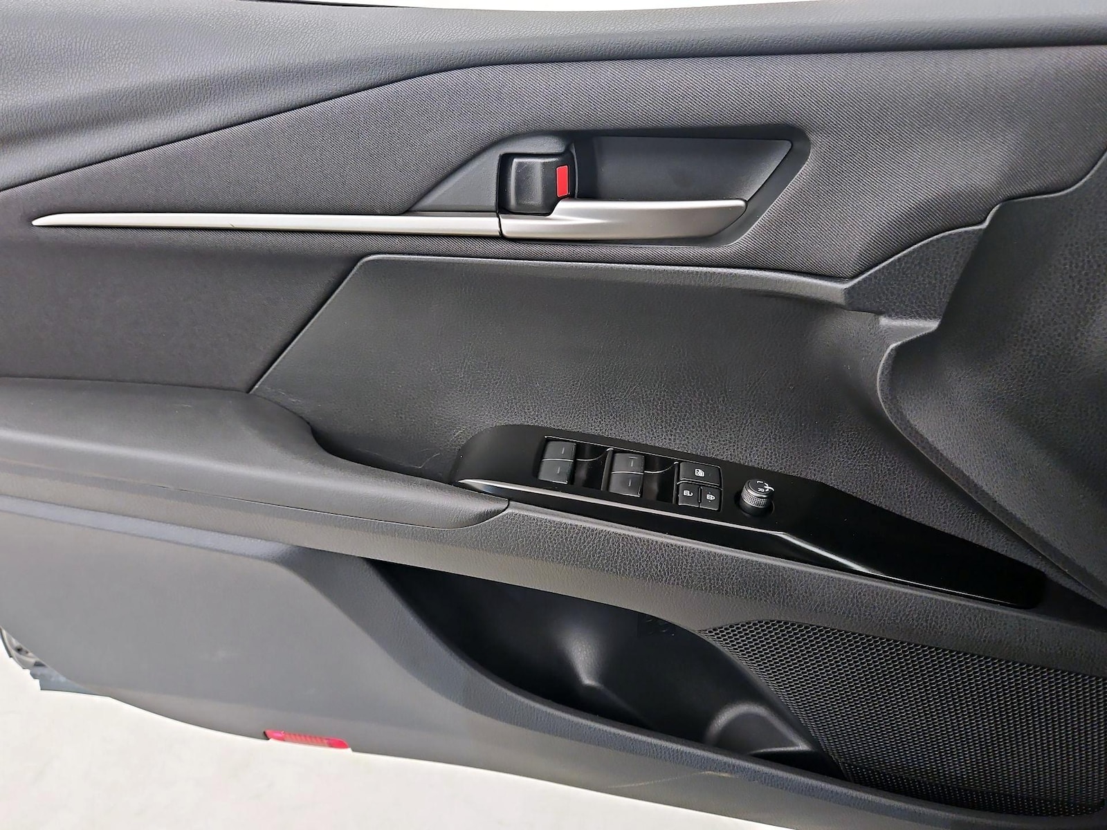 2026 Toyota Camry LE - Photo 13