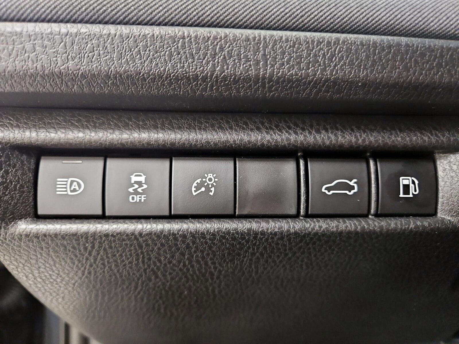 2026 Toyota Camry LE - Photo 14
