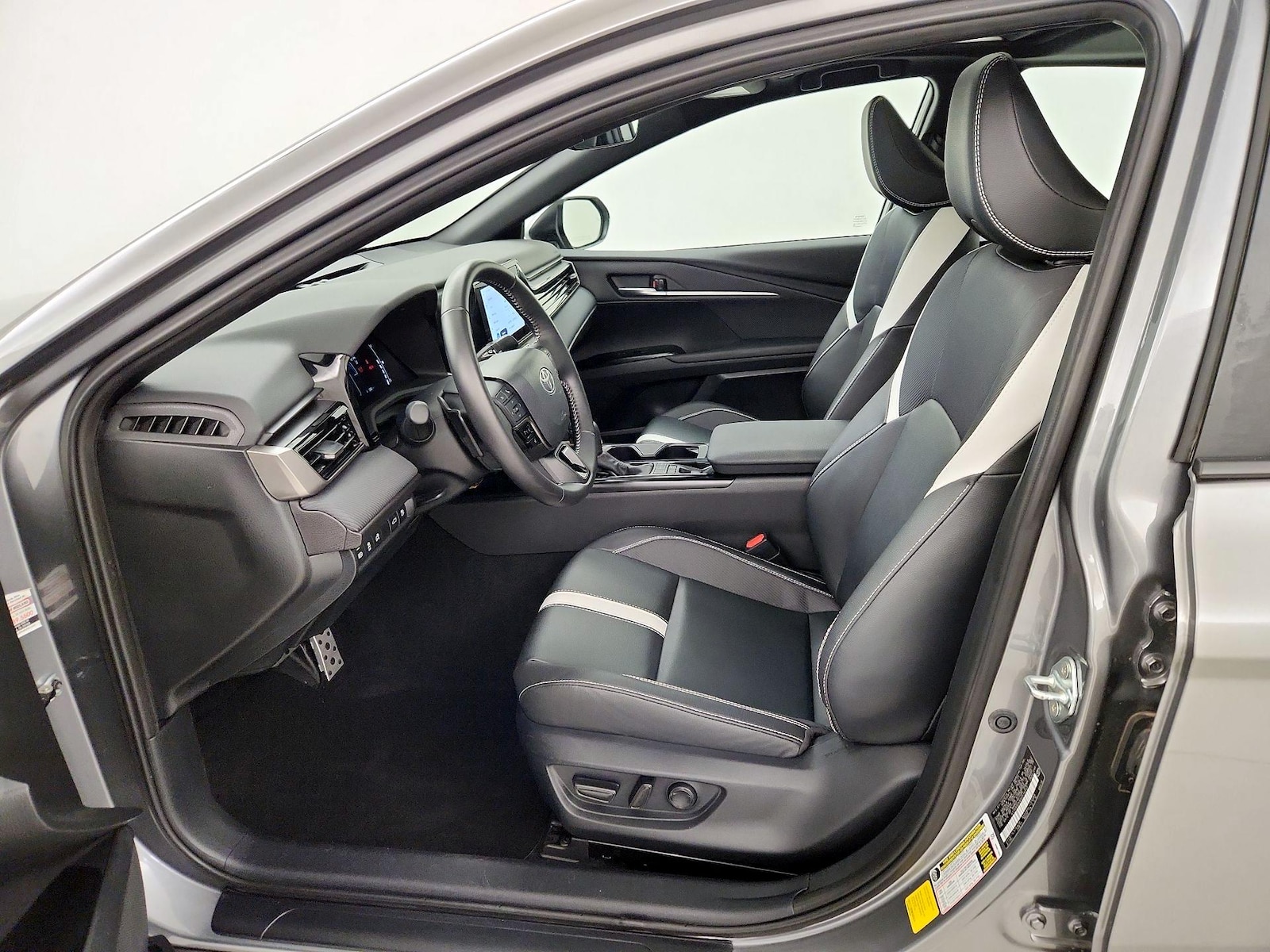 2025 Toyota Camry SE - Photo 12