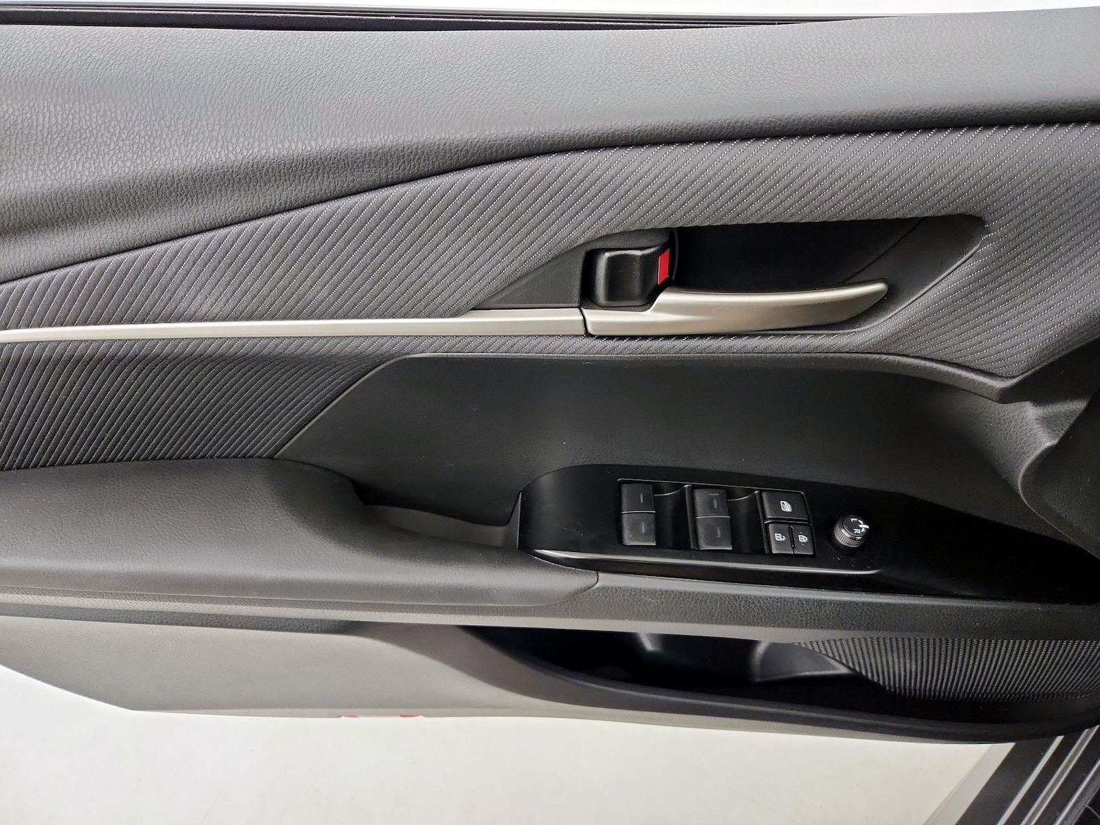 2025 Toyota Camry SE - Photo 13