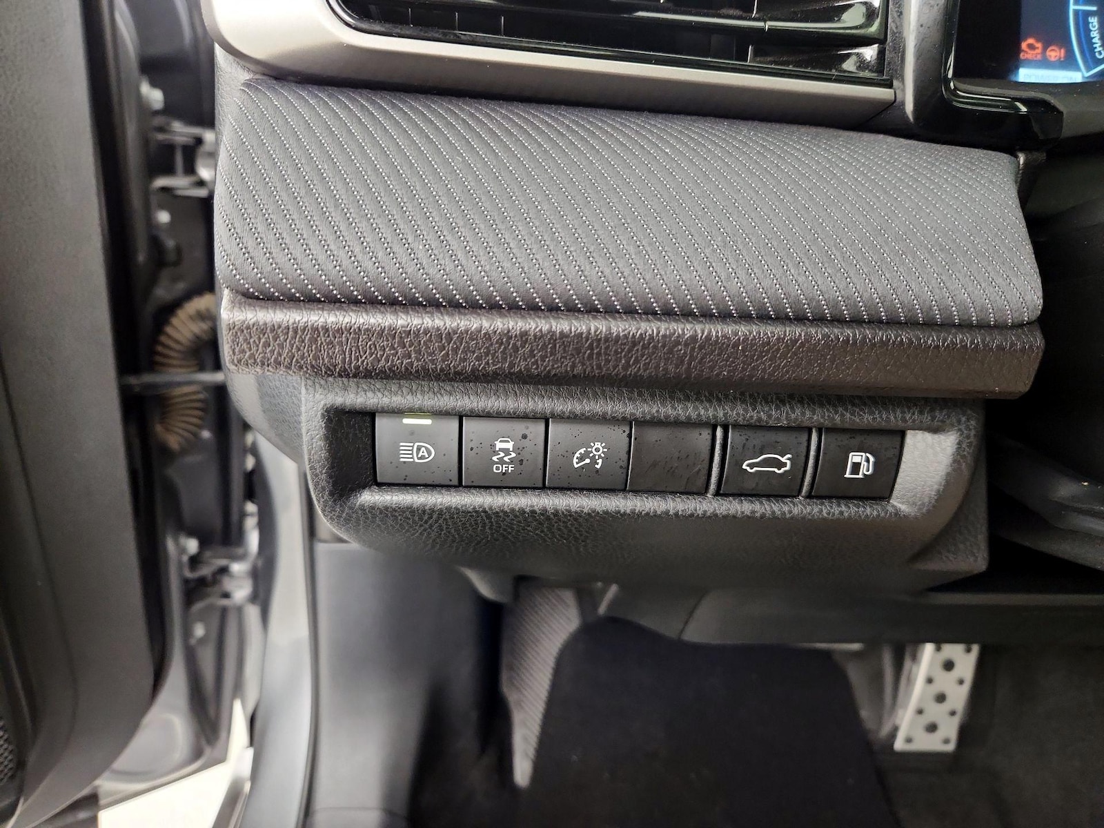2025 Toyota Camry SE - Photo 14