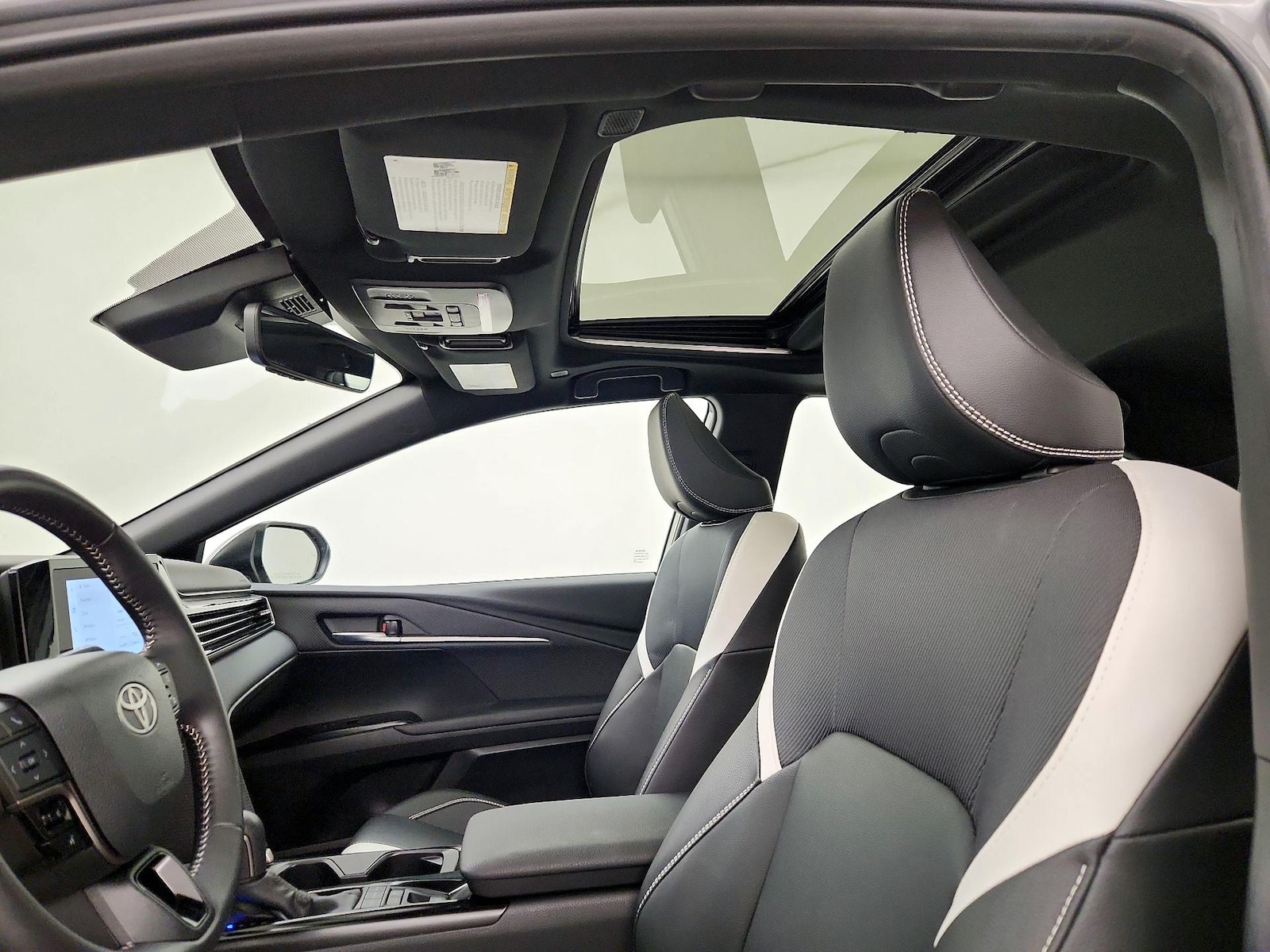 2025 Toyota Camry SE - Photo 20