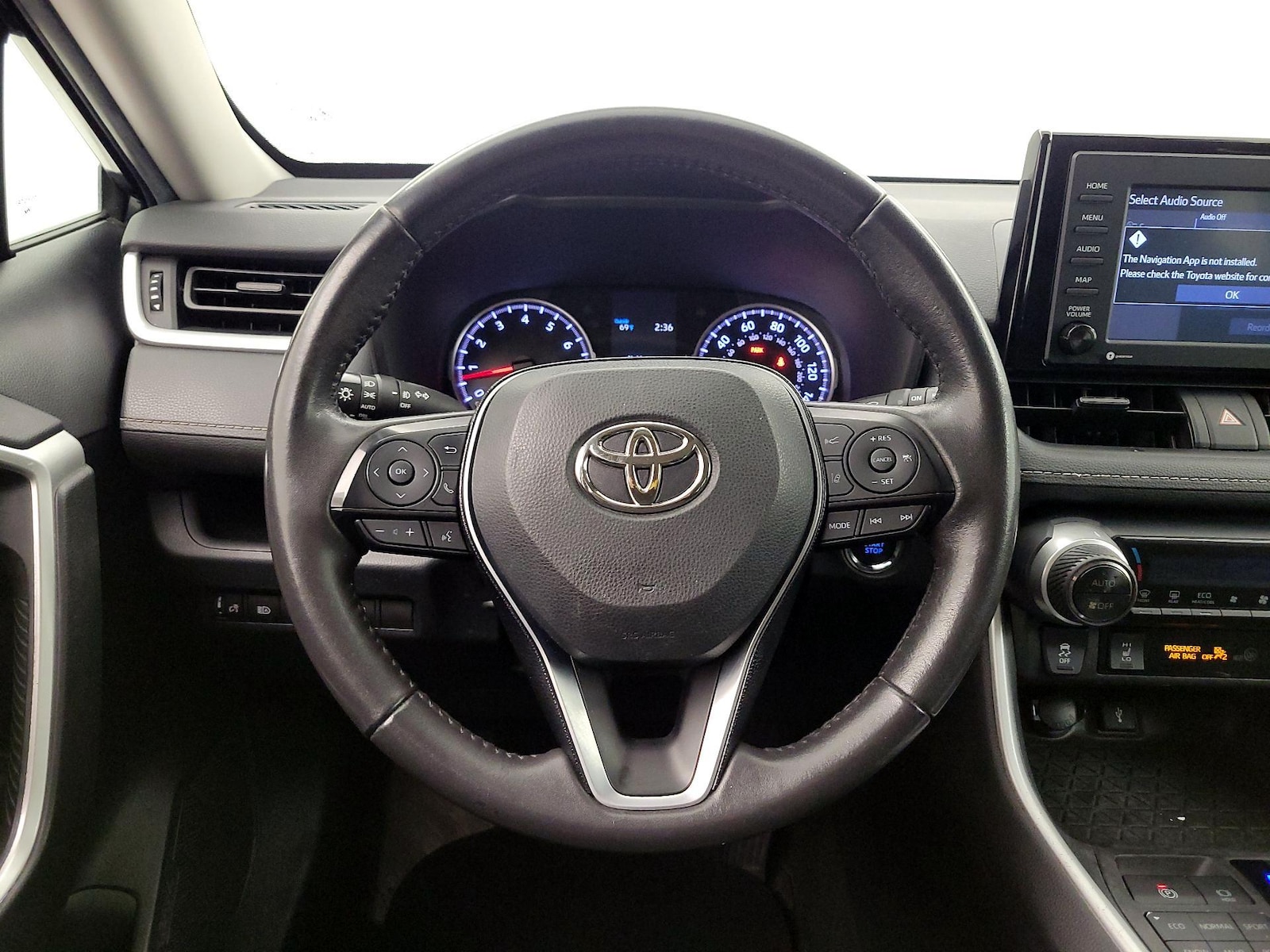 2020 Toyota RAV4 XLE - Photo 11
