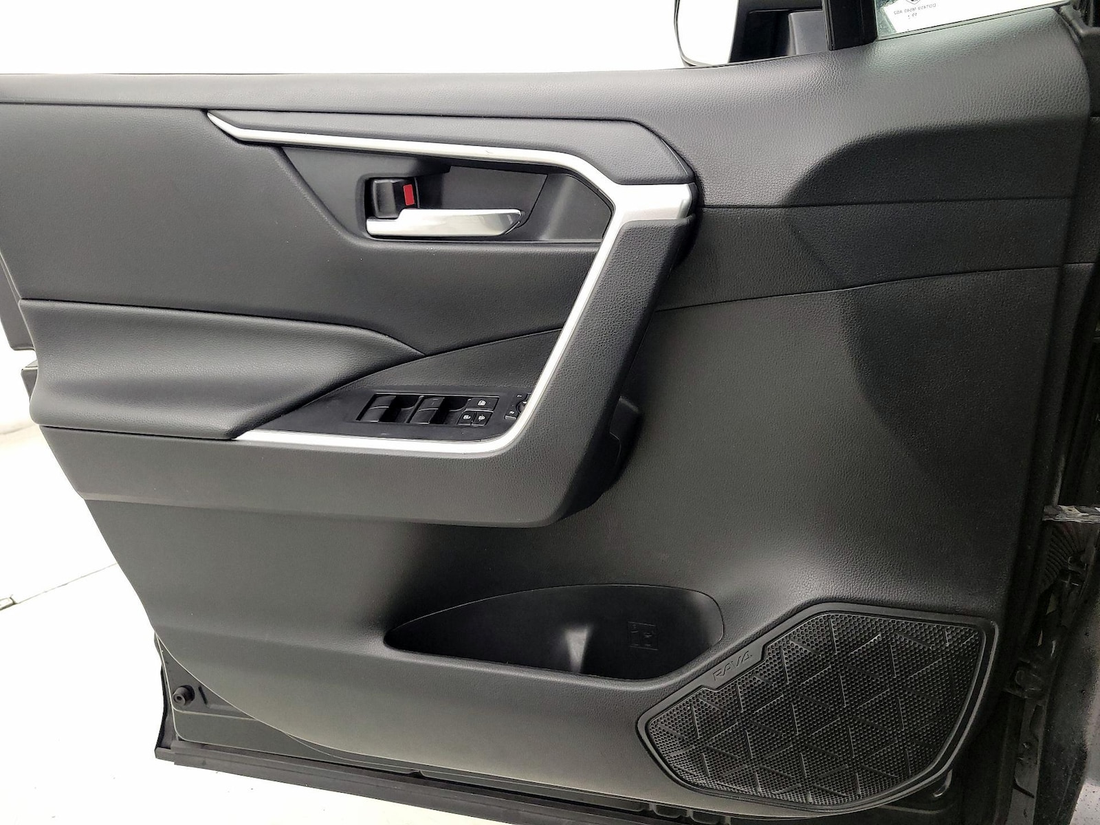 2020 Toyota RAV4 XLE - Photo 13