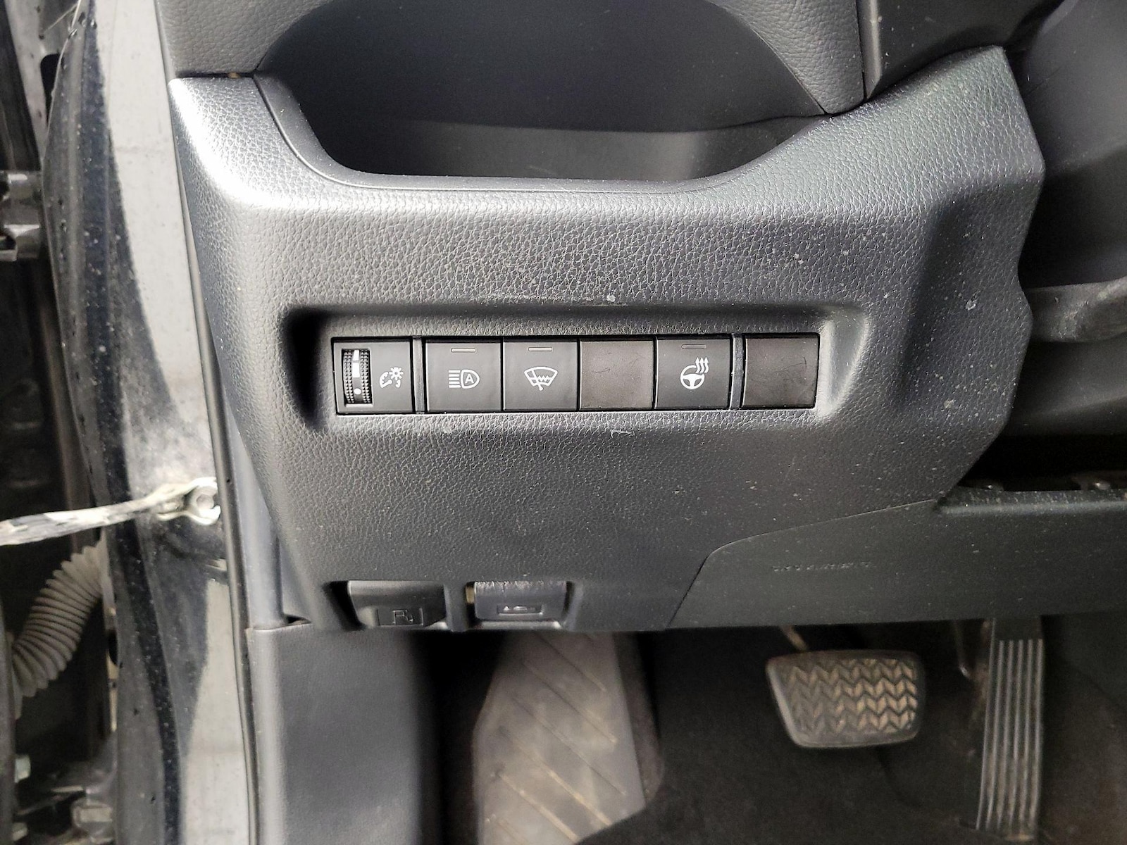 2020 Toyota RAV4 XLE - Photo 14