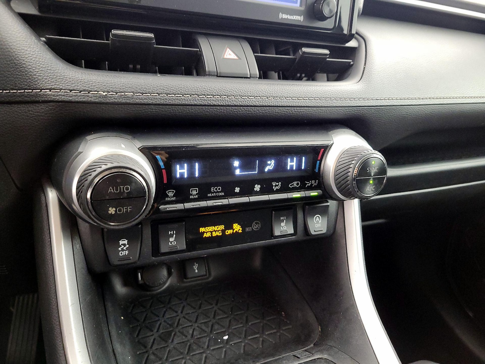 2020 Toyota RAV4 XLE - Photo 18