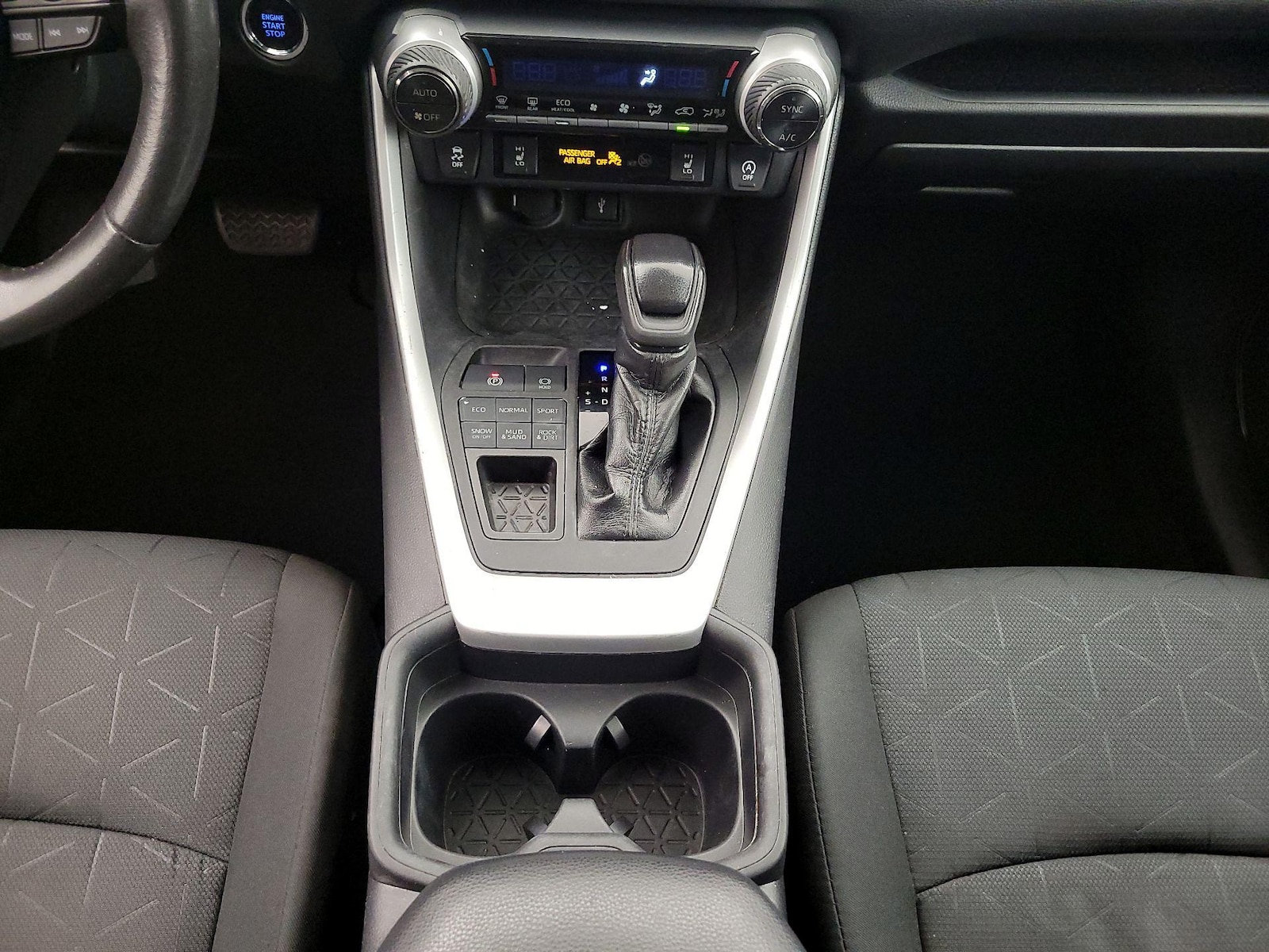 2020 Toyota RAV4 XLE - Photo 19