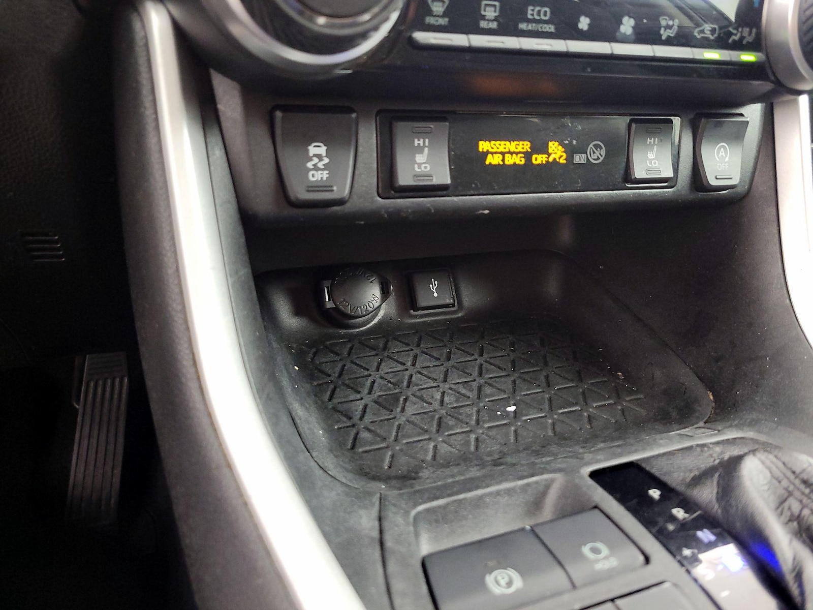 2020 Toyota RAV4 XLE - Photo 20