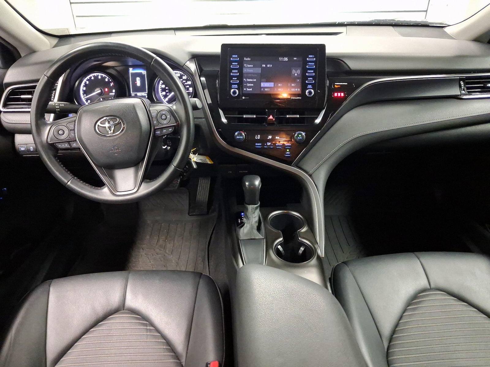 2021 Toyota Camry SE - Photo 10