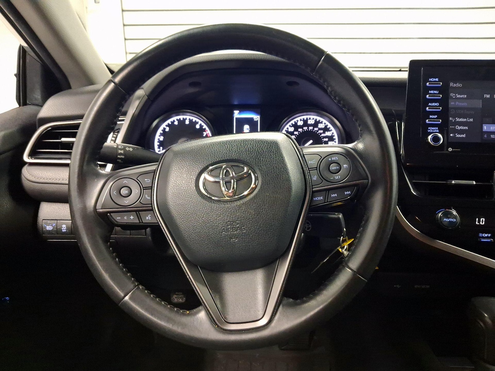 2021 Toyota Camry SE - Photo 11