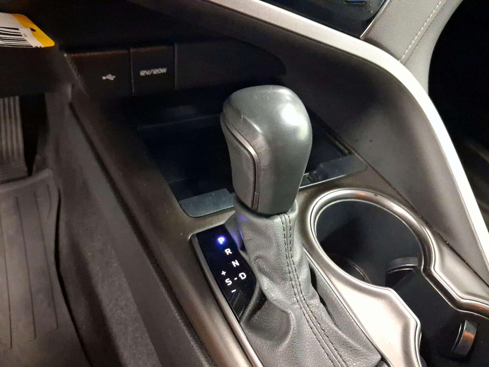 2021 Toyota Camry SE - Photo 16