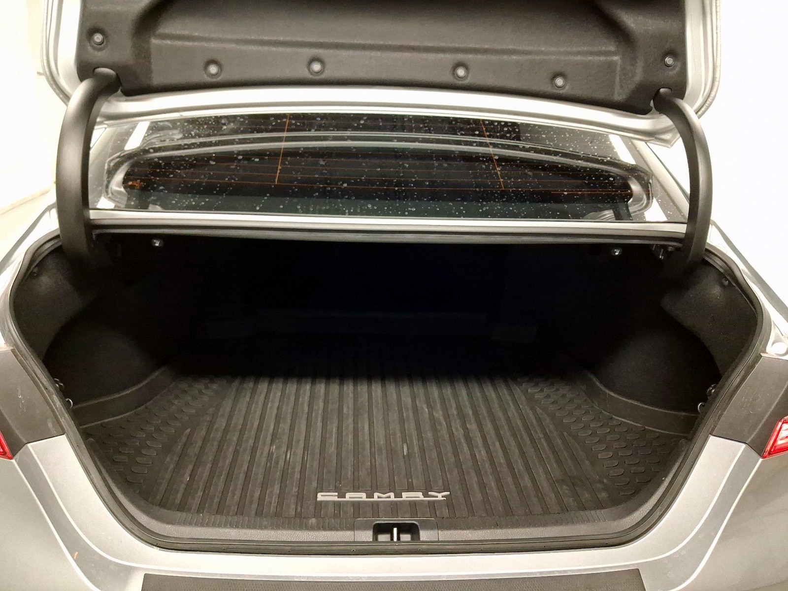 2021 Toyota Camry SE - Photo 18