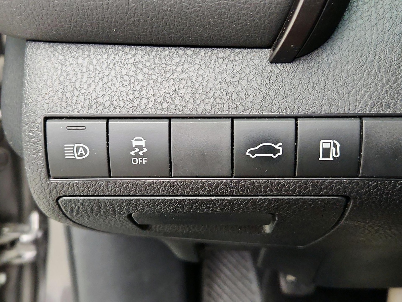 2018 Toyota Camry LE - Photo 14
