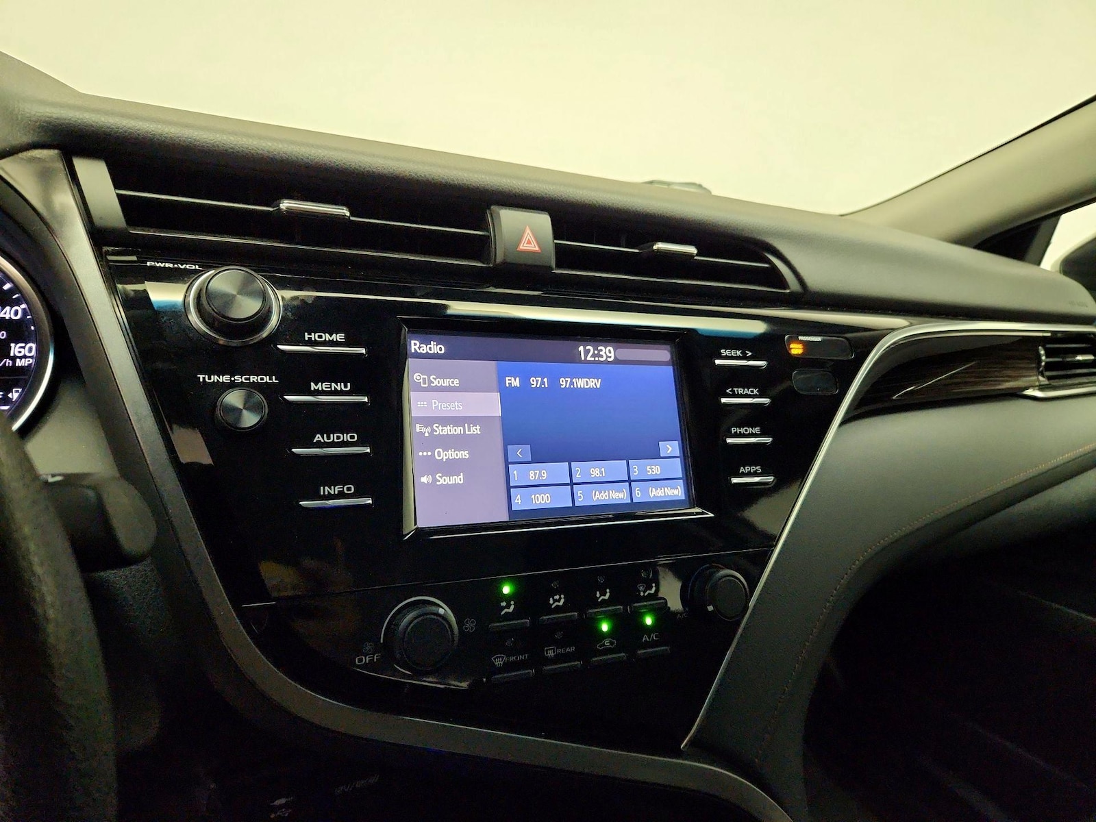 2018 Toyota Camry LE - Photo 16