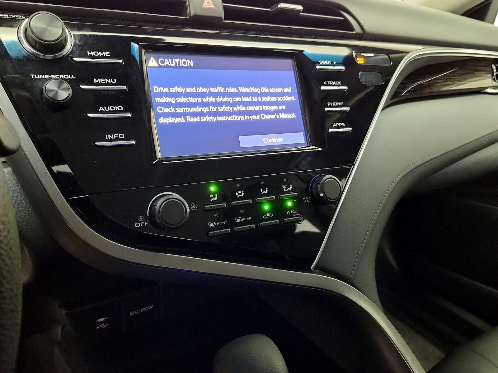 2018 Toyota Camry LE - Photo 17