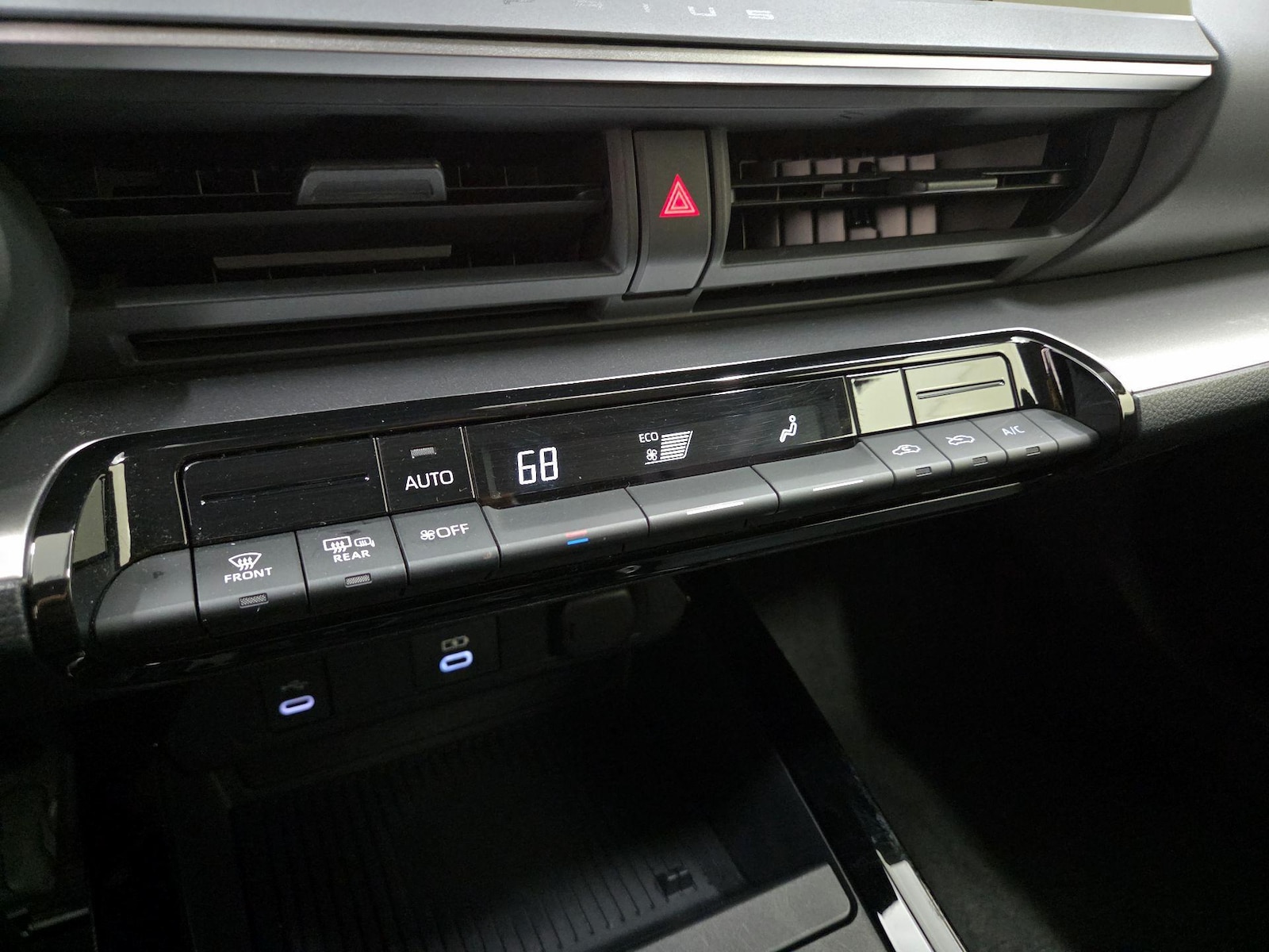 2024 Toyota Prius LE - Photo 17