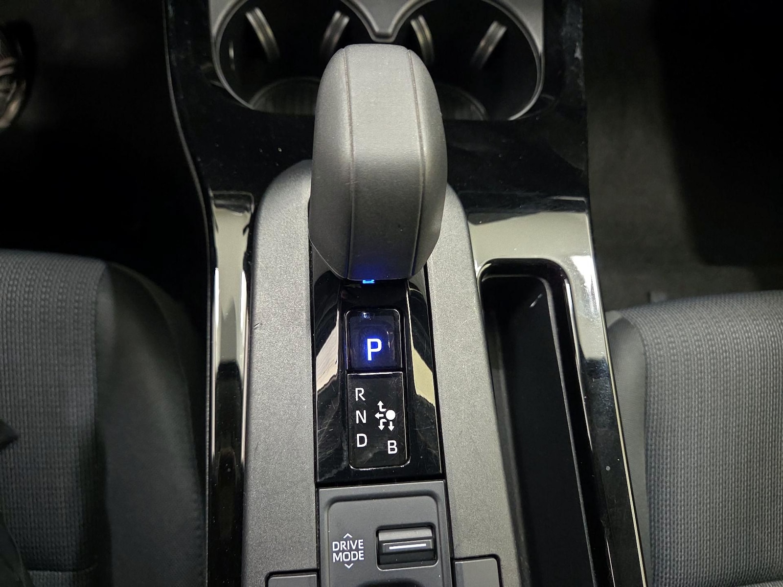 2024 Toyota Prius LE - Photo 18