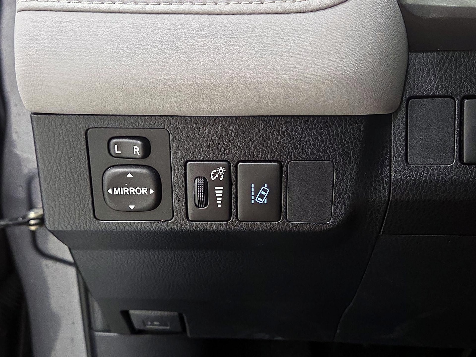2018 Toyota RAV4 Limited - Photo 14