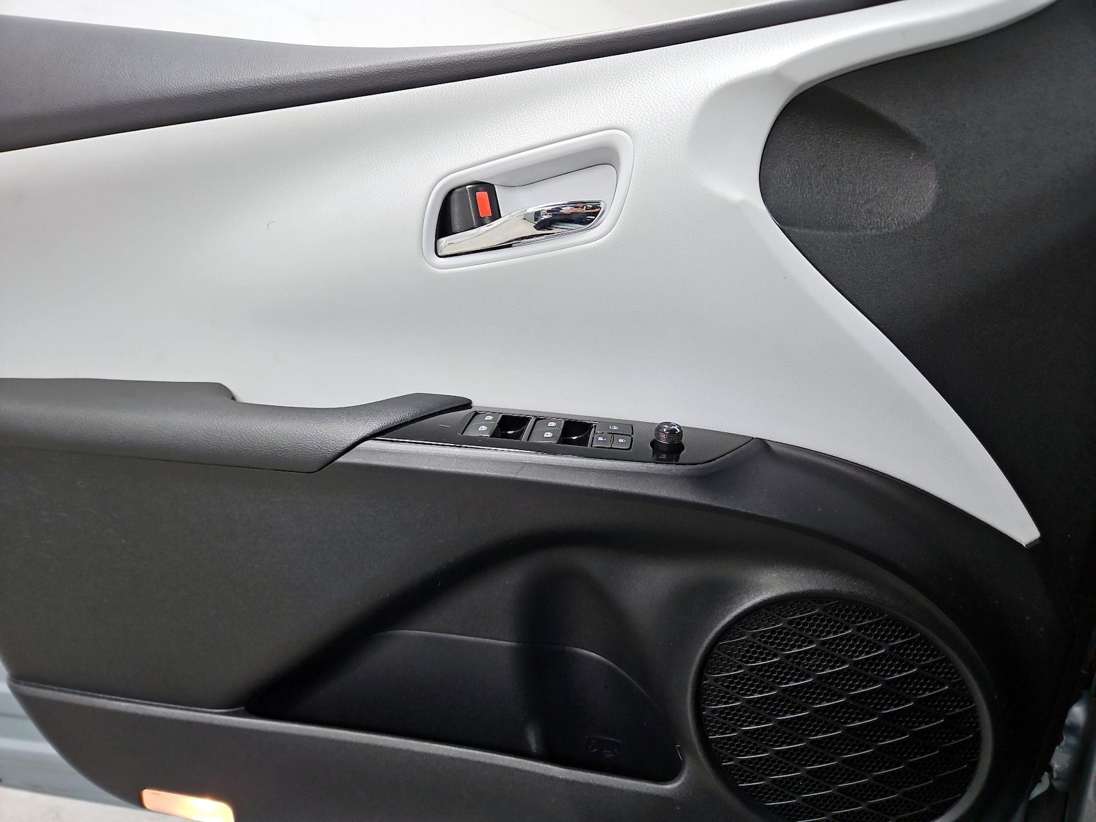 2016 Toyota Prius Four - Photo 13