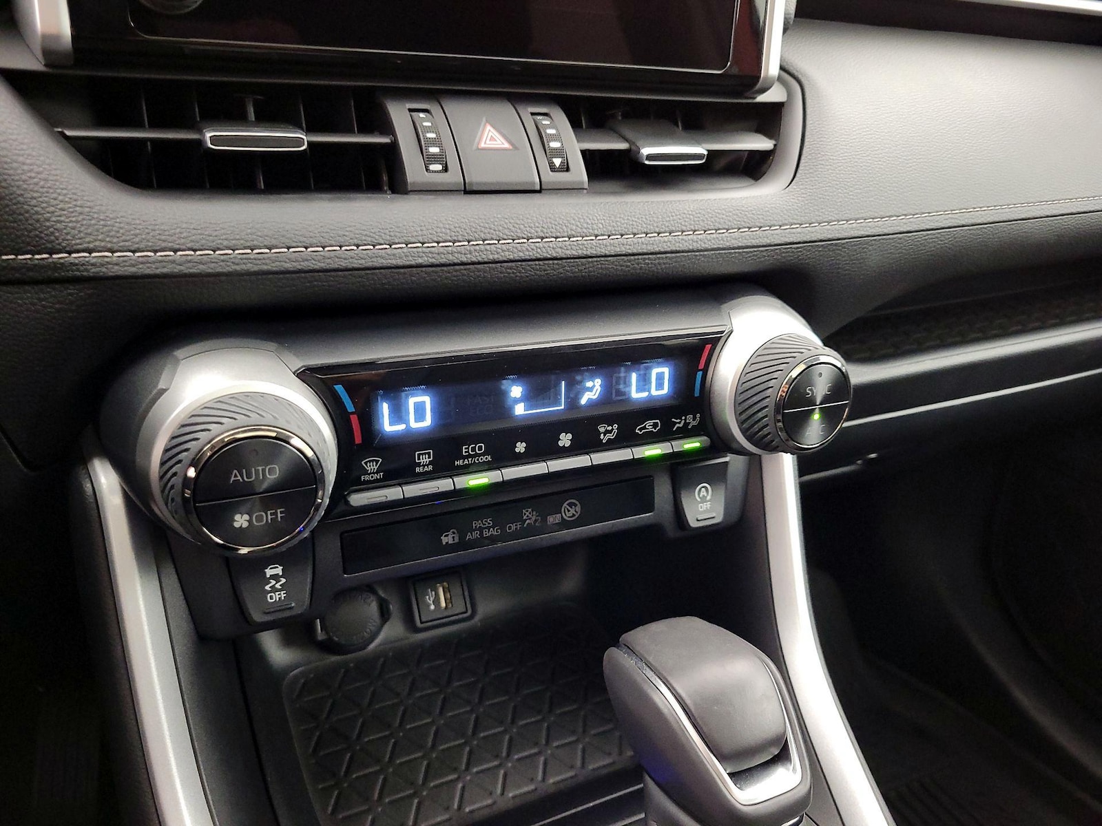 2025 Toyota RAV4 XLE Premium - Photo 16