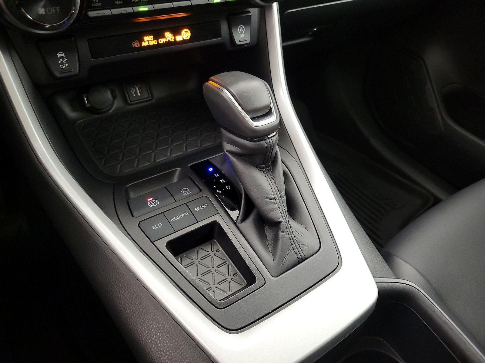 2025 Toyota RAV4 XLE Premium - Photo 17