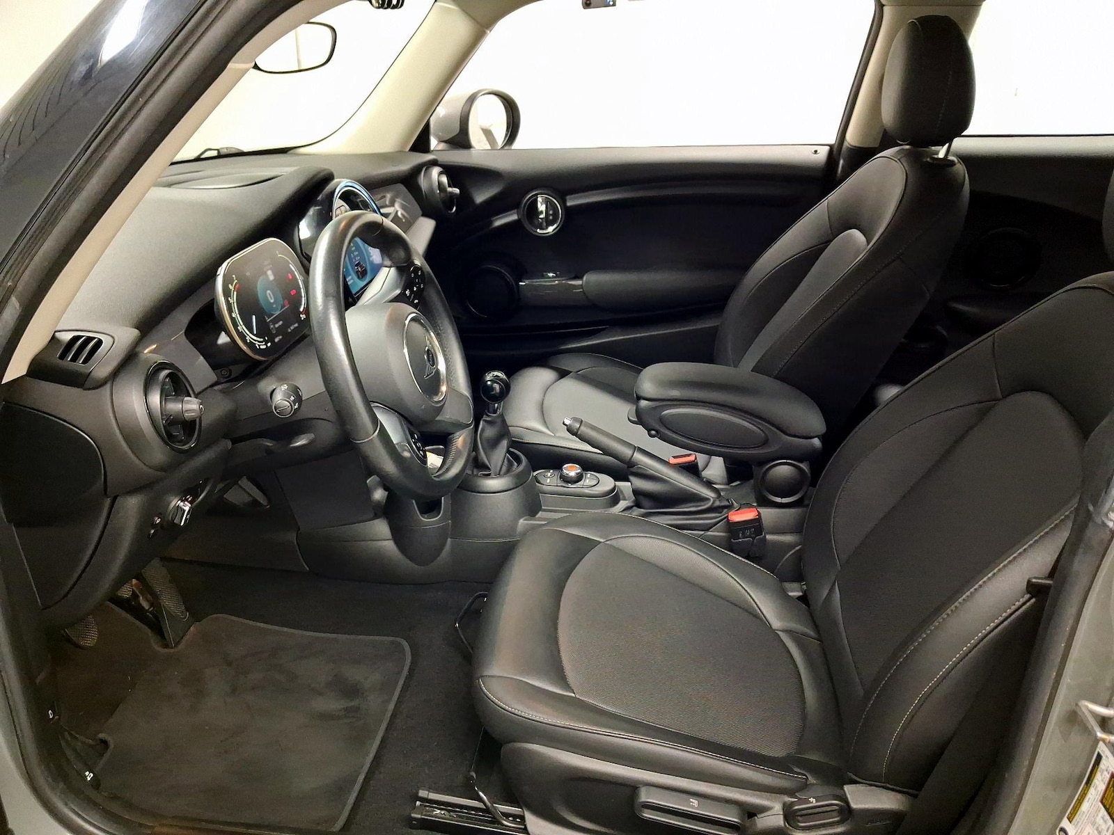 Side Airbags & Leatherette Seats