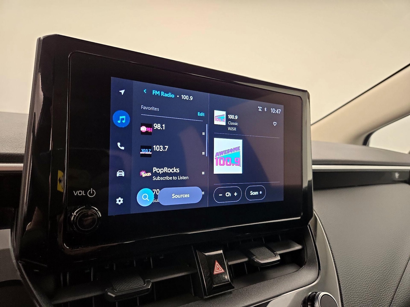 2023 Toyota Corolla LE - Photo 16