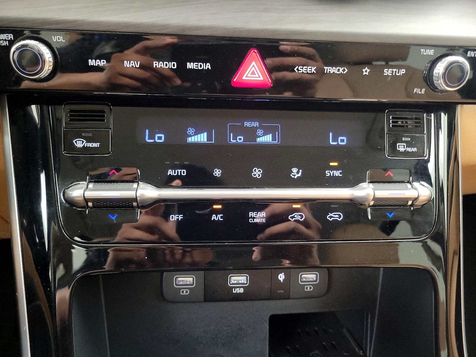 2024 Kia Carnival EX - Photo 18