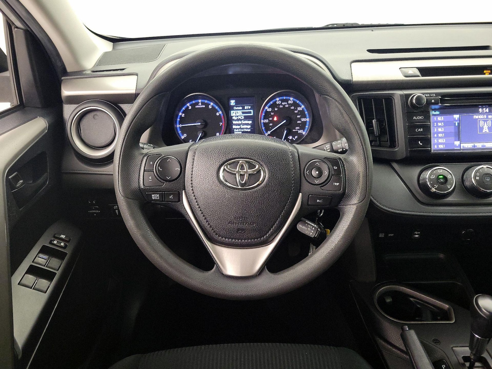 2018 Toyota RAV4 LE - Photo 11