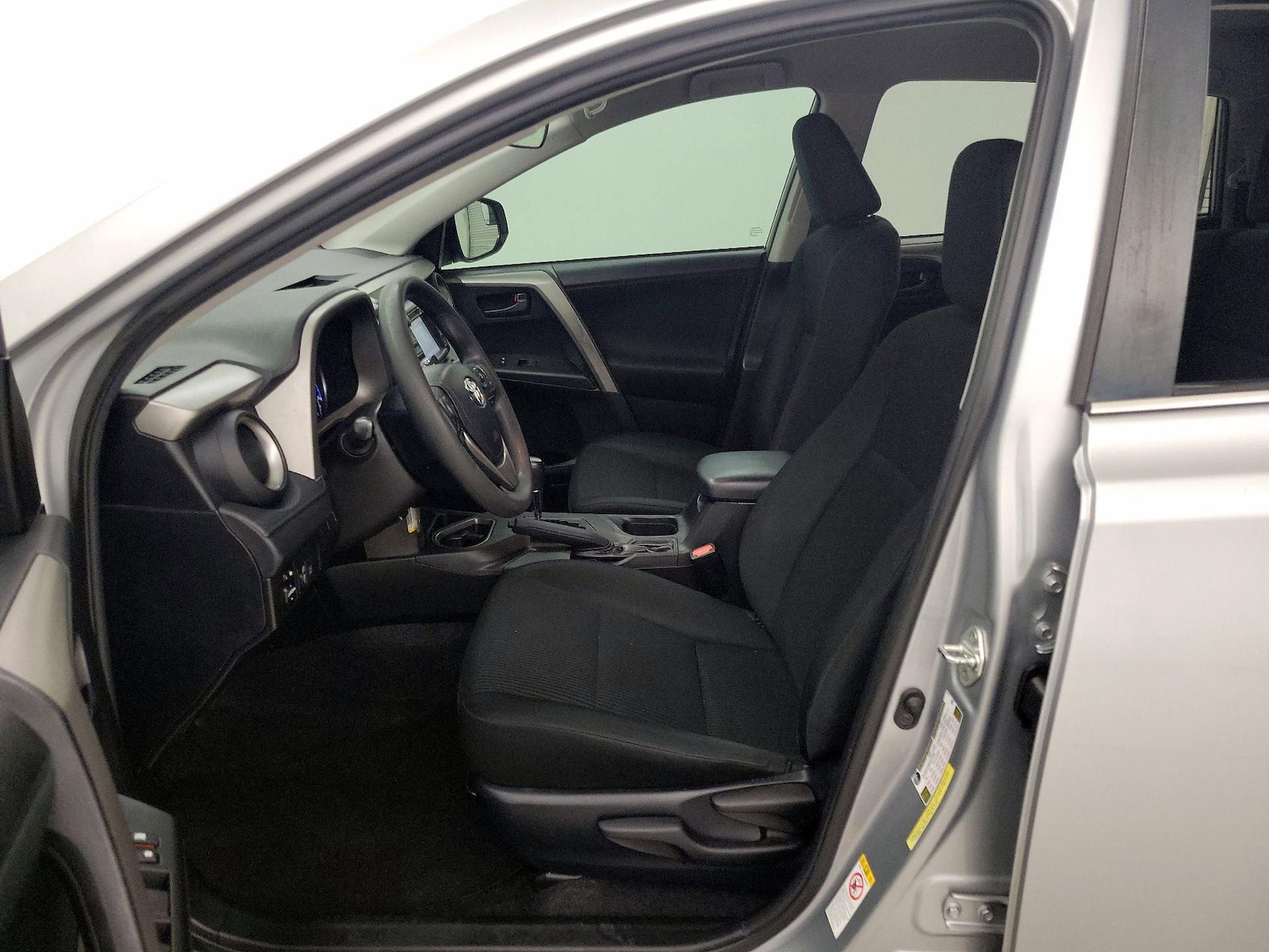 2018 Toyota RAV4 LE - Photo 12