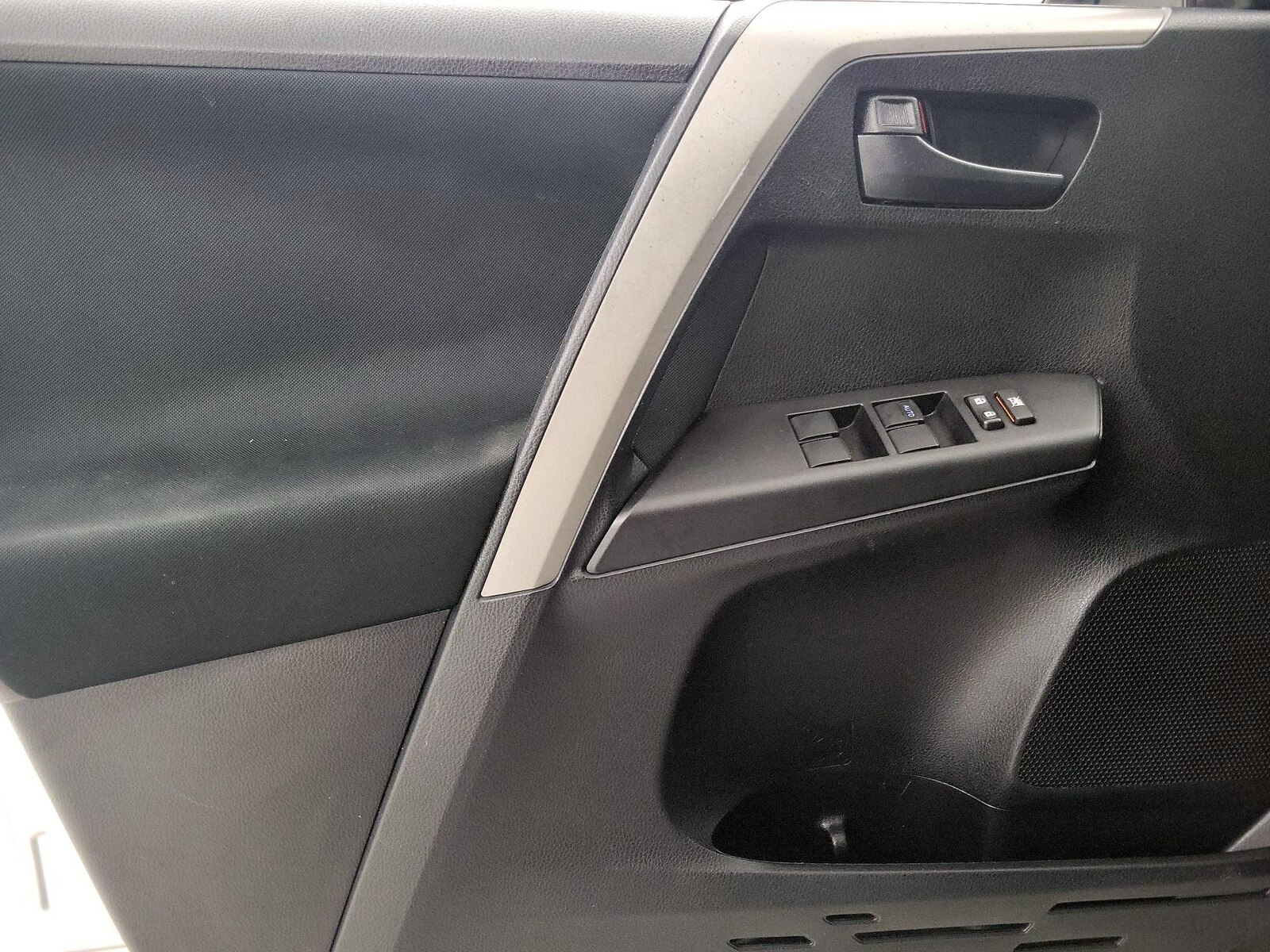 2018 Toyota RAV4 LE - Photo 13