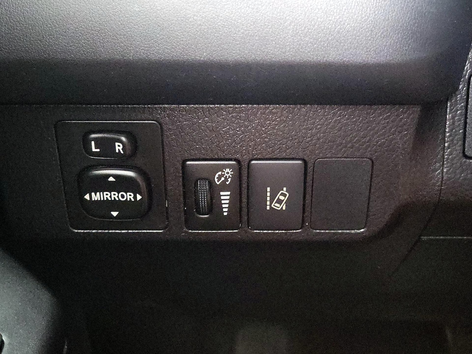 2018 Toyota RAV4 LE - Photo 14