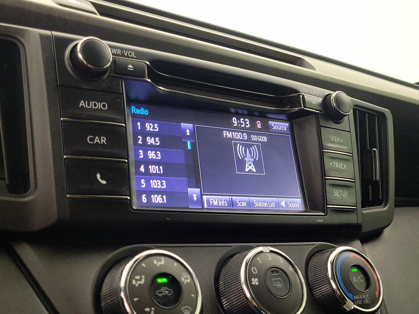 2018 Toyota RAV4 LE - Photo 16