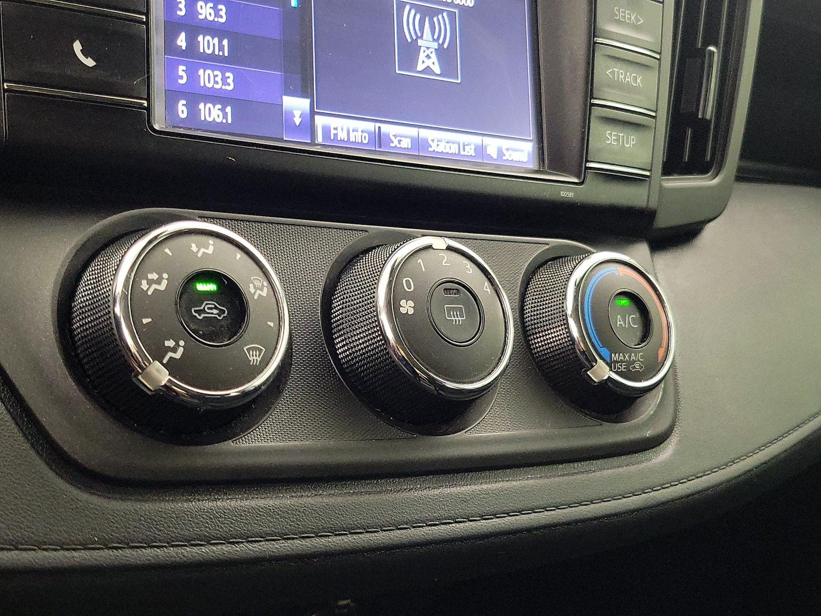 2018 Toyota RAV4 LE - Photo 17