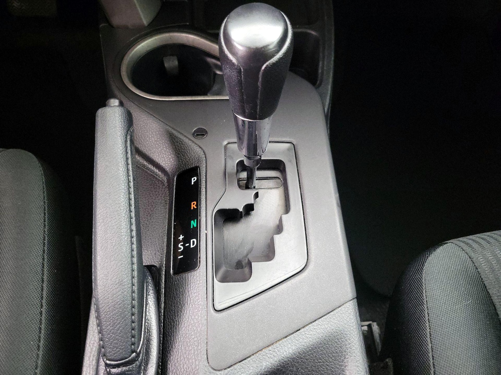2018 Toyota RAV4 LE - Photo 18