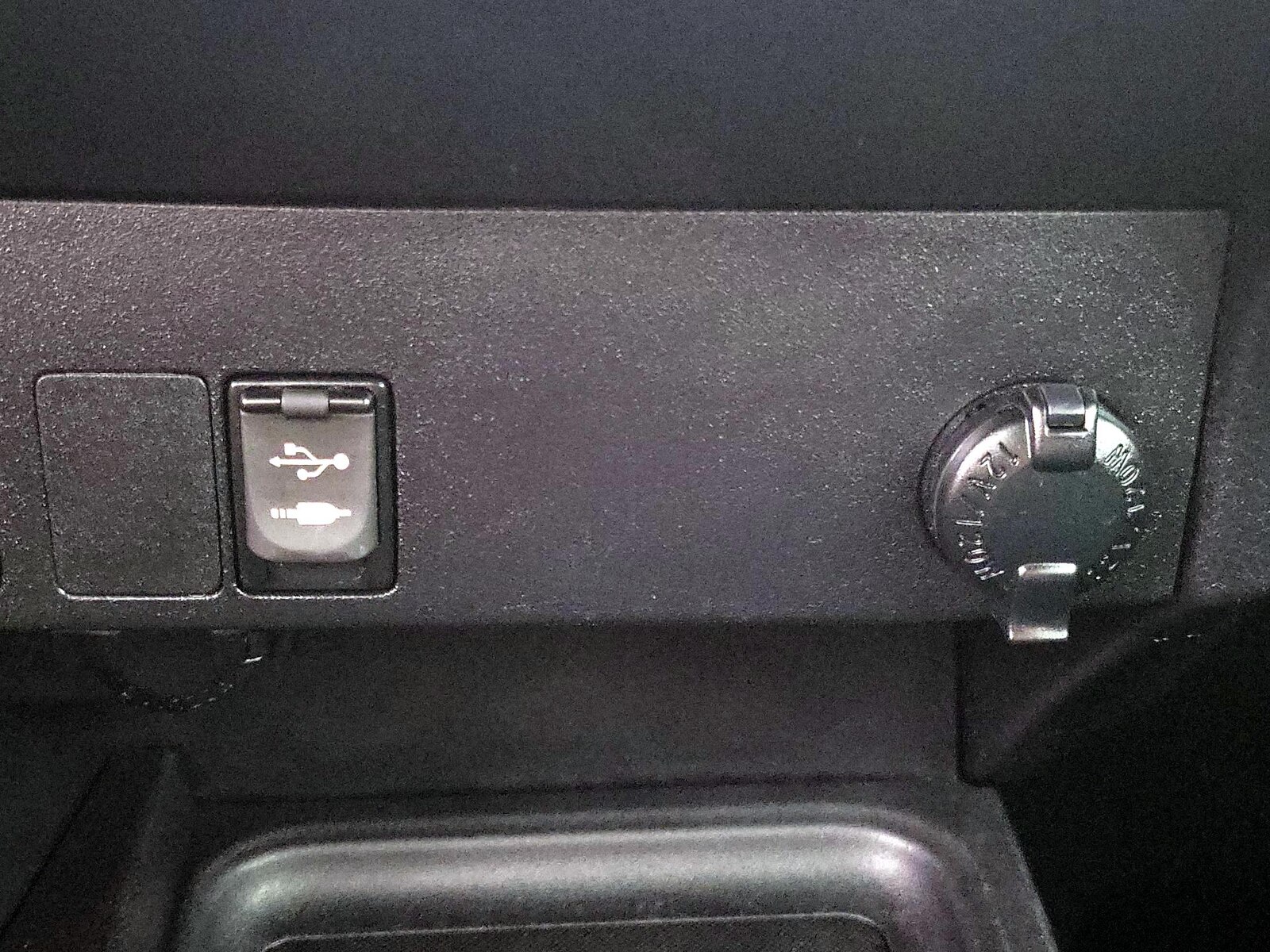 2018 Toyota RAV4 LE - Photo 19
