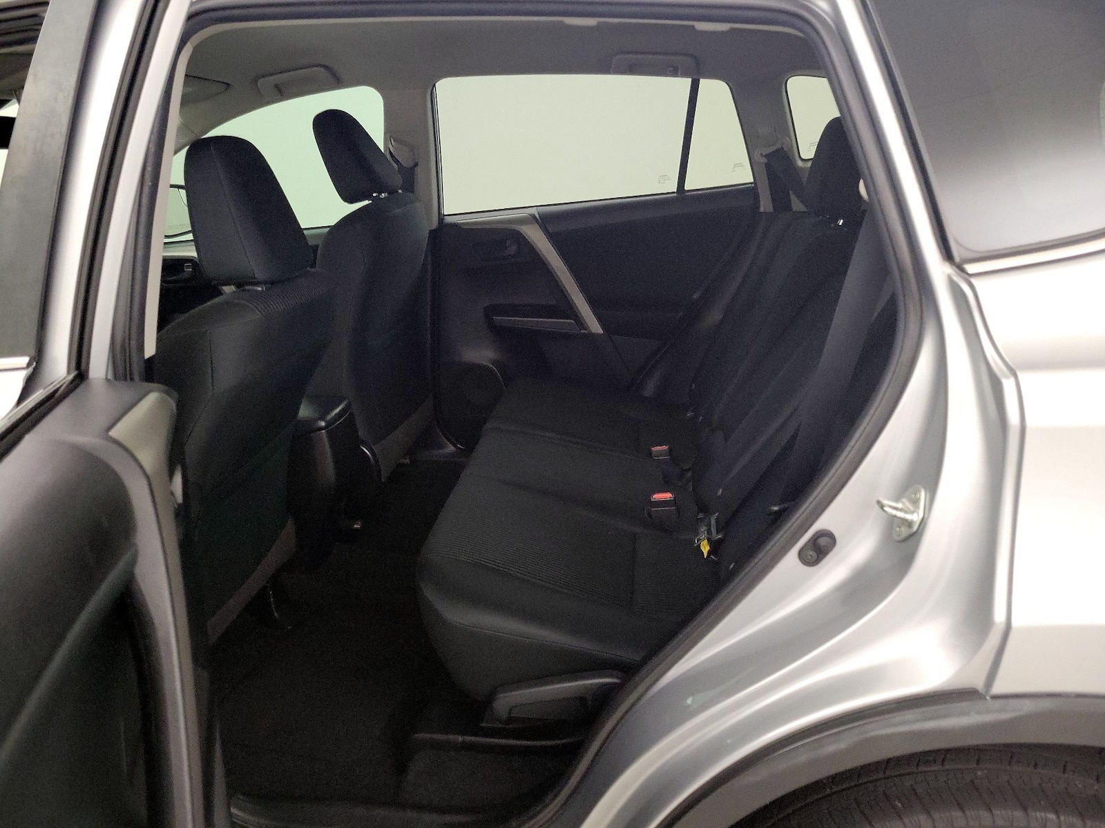 2018 Toyota RAV4 LE - Photo 20