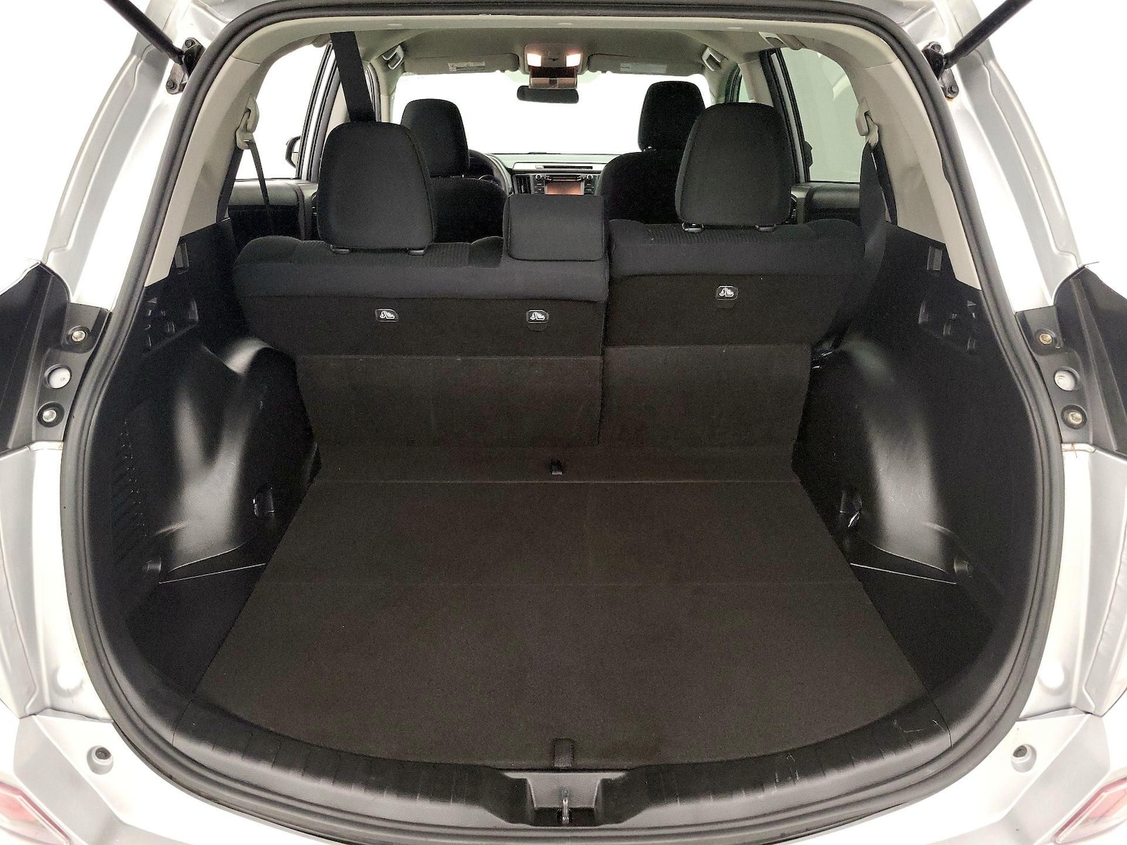 2018 Toyota RAV4 LE - Photo 21