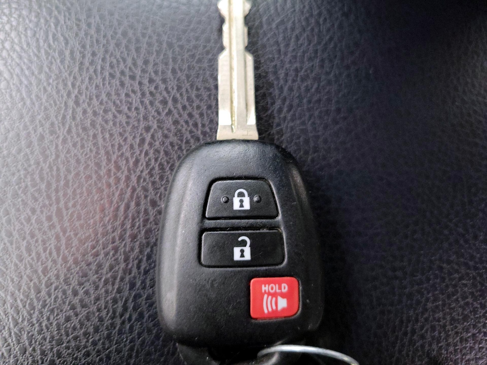 2018 Toyota RAV4 LE - Photo 23