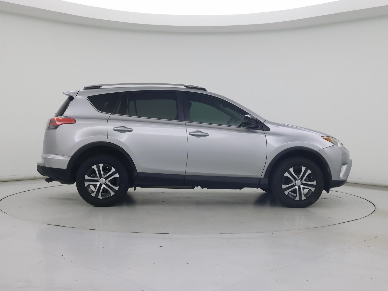 2018 Toyota RAV4 LE - Photo 8