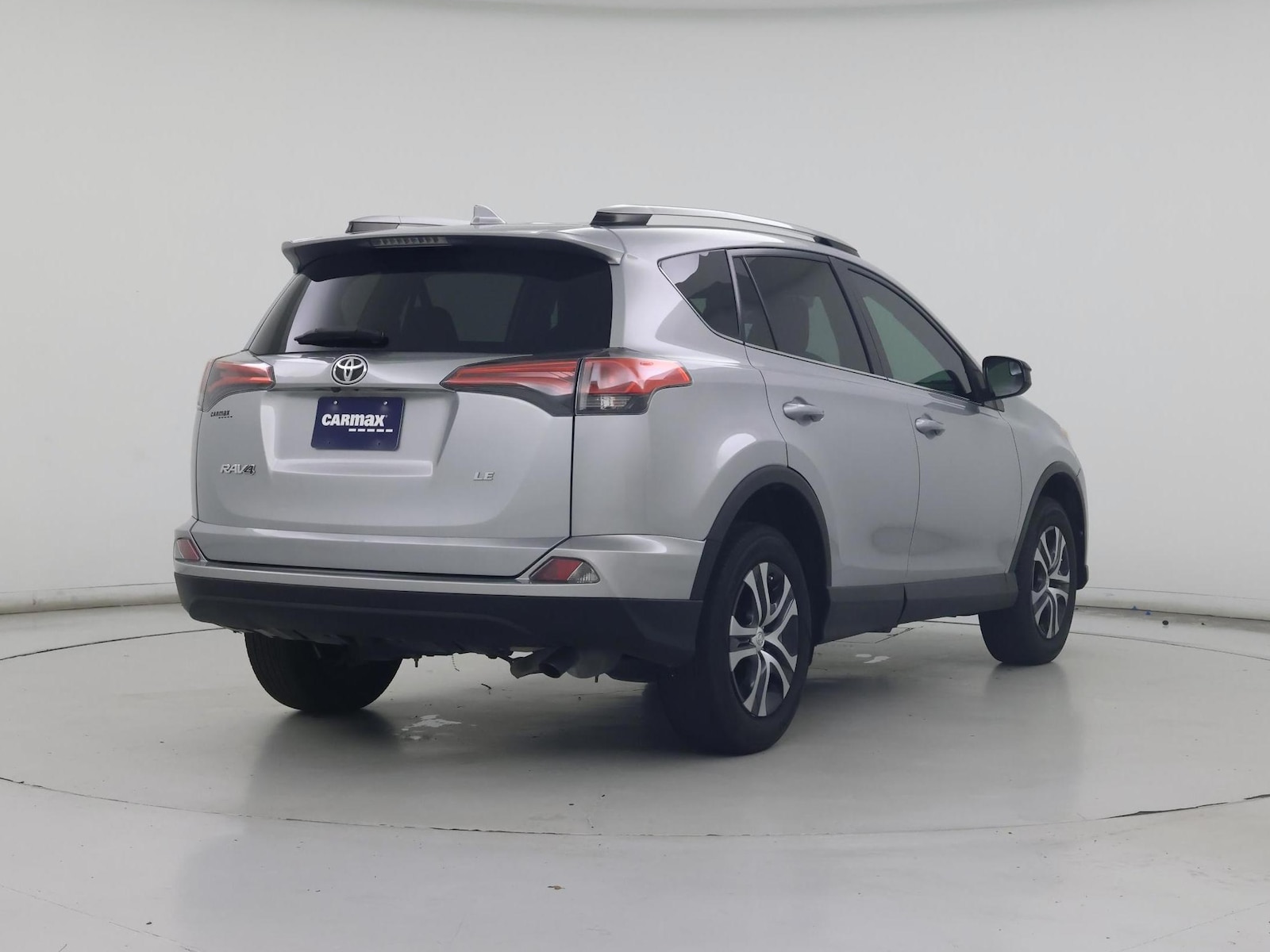 2018 Toyota RAV4 LE - Photo 9