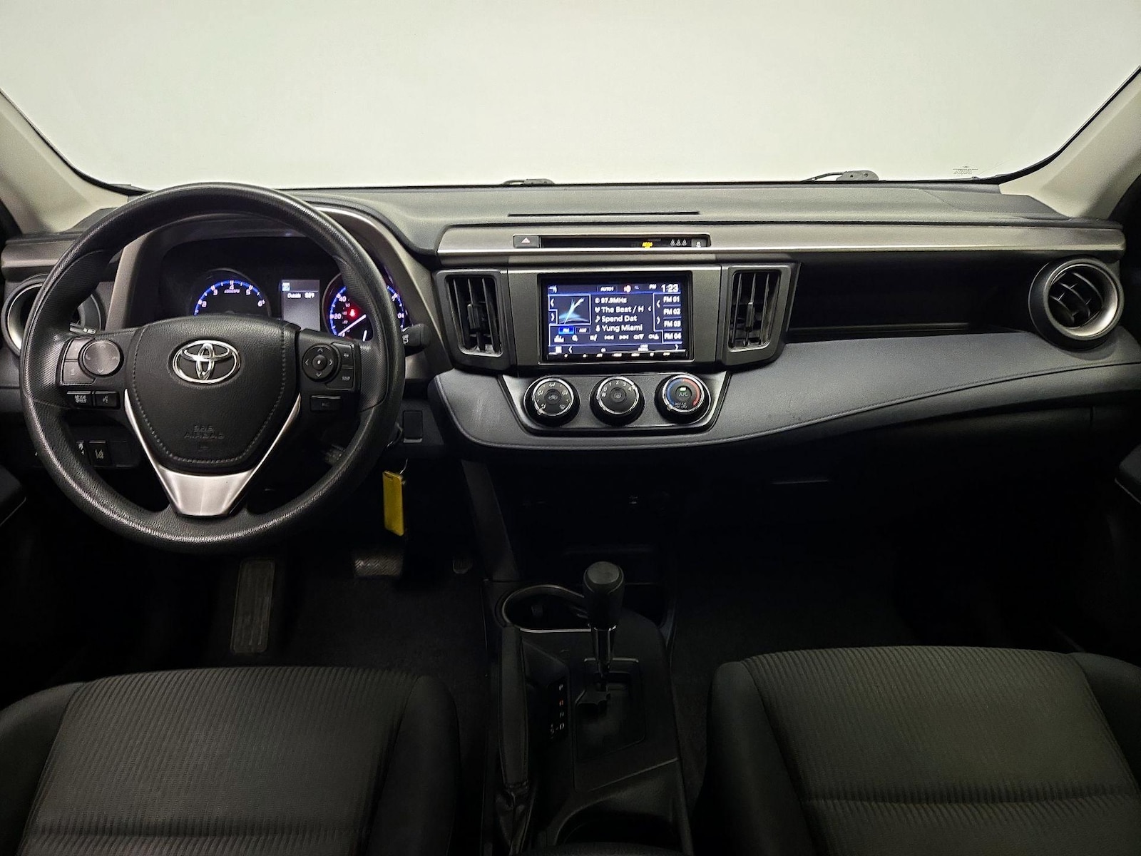 2017 Toyota RAV4 LE - Photo 10